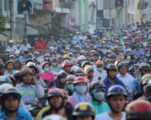 Một hẻm "nhồi" 3 dự án chung cư... người dân "đi đằng trời"?!